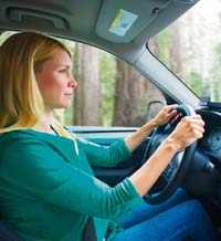 Родни учени подават ръка на деца в нужда