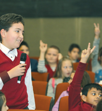 Къде под мишница с таз малка книжчица…