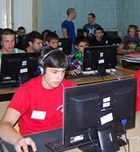 900 с първи стъпки в професия „Програмист“