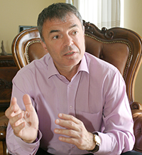 За да създава умът светове, трябва да се четат книги