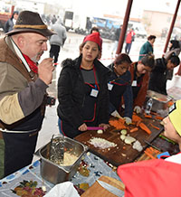 Ученици готвят за хора в нужда
