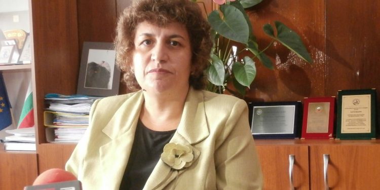 С униформи и във виртуалната класна стая