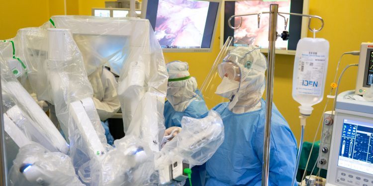 Симулират асистирана от робот операция