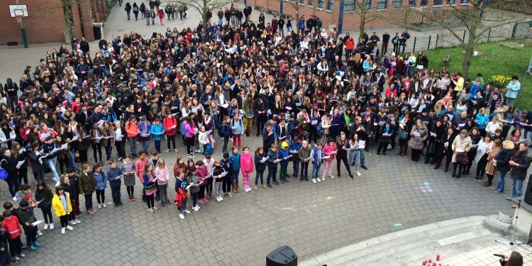 Европейските училища започнаха учебната година присъствено