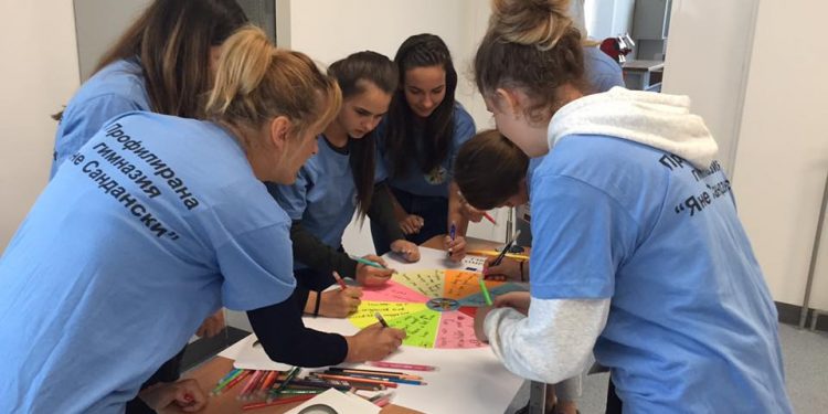 Маски с лого на училището за всички