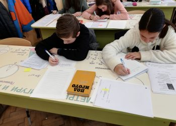 Ученици преписват „Под игото“