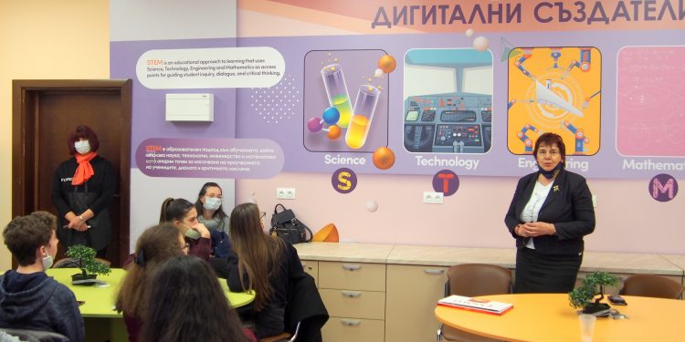 Нов дигитален център в Първа английска