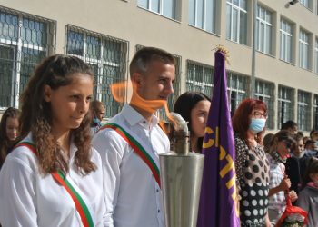 Първият звънец би