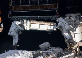 Двама астронавти се „разходиха“  в Космоса
