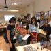 Учител по рисуване илюстрира учебно помагало