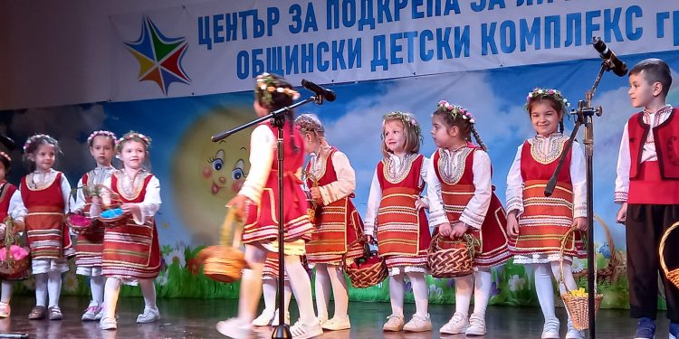 Песни и обичаи за празника