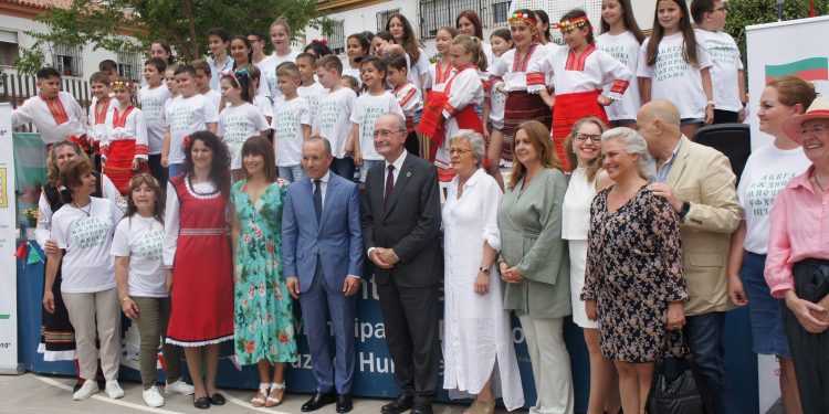 Училище „Родина“ е с адрес: Малага, Испания