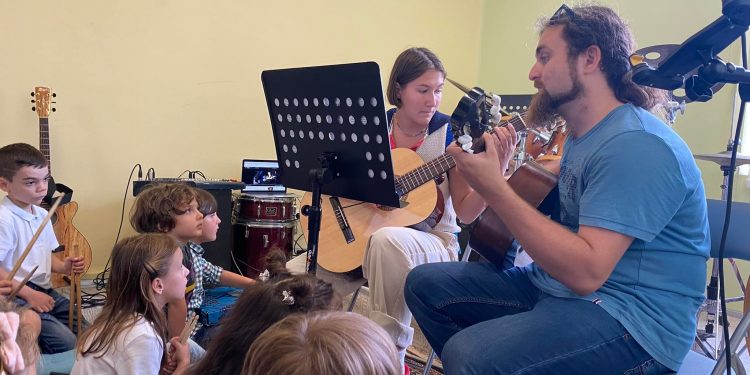 От пиано до перкусии избират децата в Бургас
