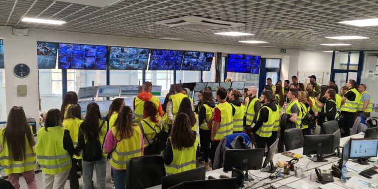 36 000 ученици трупат опит в реална работна среда