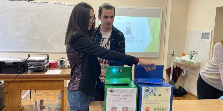 Ученици създават умен кош