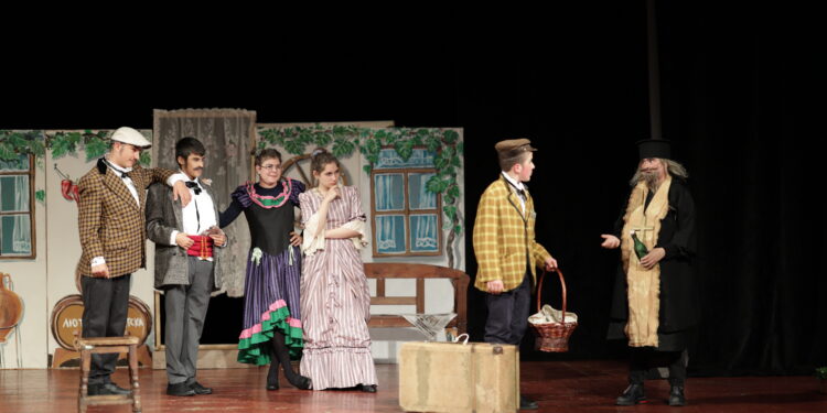 И завесата се вдига за…