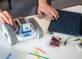 Купуват роботи за 32 училища в Бургас