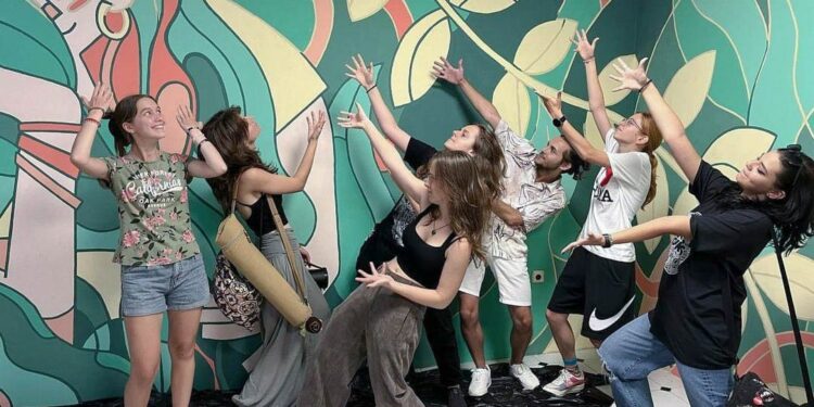 Млади творци преобразяват стена в изкуство