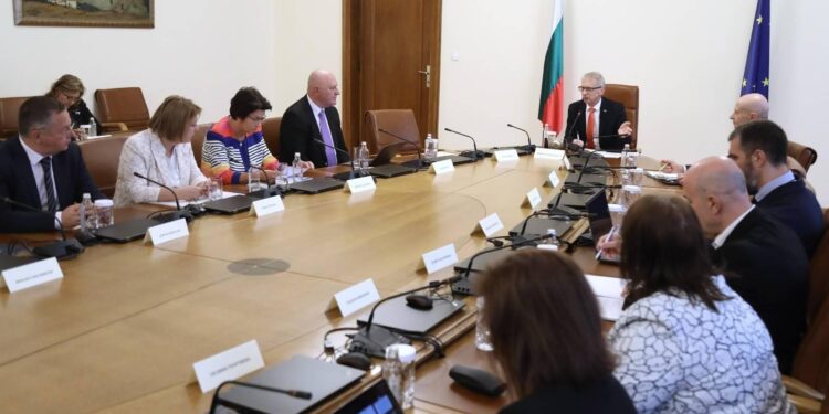 Подготвят 84 психолози за борба с наркотиците в училищата