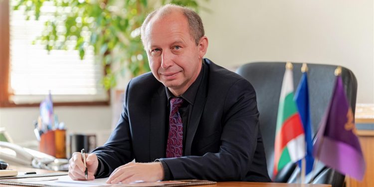 Проф. Димитър Димитров, ректор на Великотърновския университет „Св. св. Кирил и Методий“: Традициите и иновациите вървят ръка за ръка