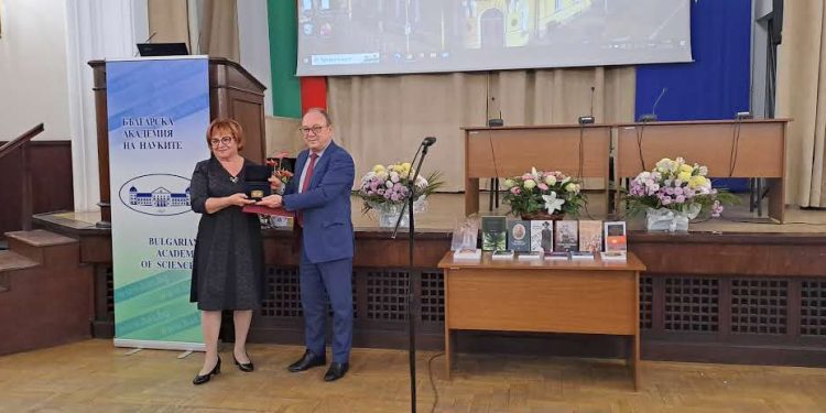 Признание за Института за литература