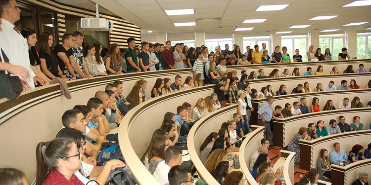 Увеличават студентските стипендии