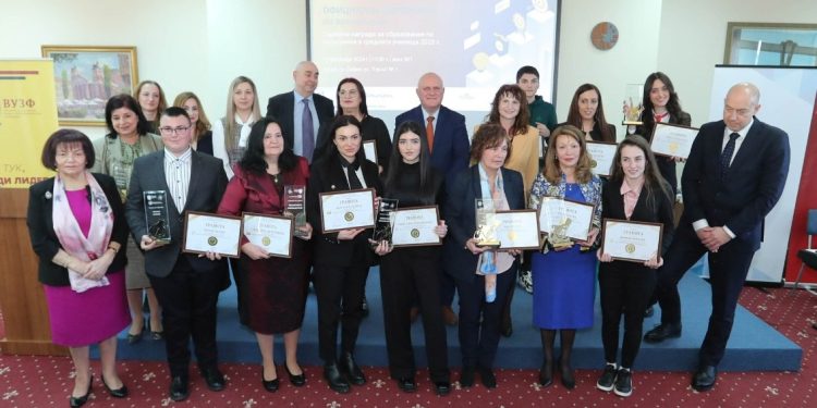 Близо 16 000 ученици се обучават в професионални паралелки в областта на икономиката