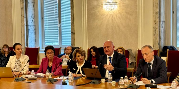 Дебат за новите учебни програми