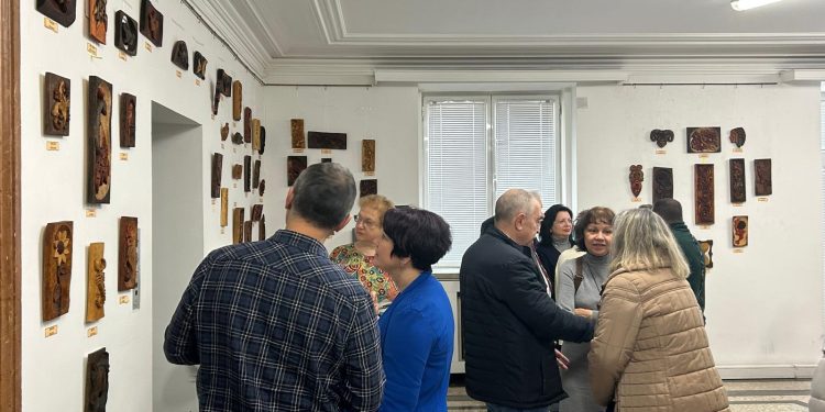 Таланти представят в МОН изложба на картини и дърворезби