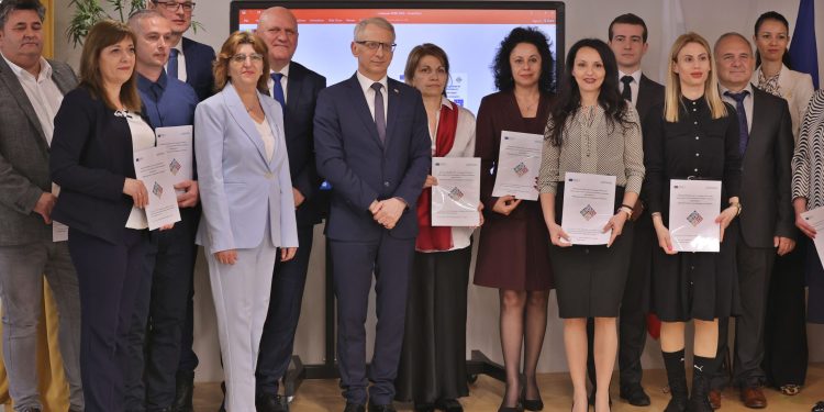 Министър Галин Цоков връчи договорите на първите 15 училища, в които ще бъдат изградени нови STEM центрове