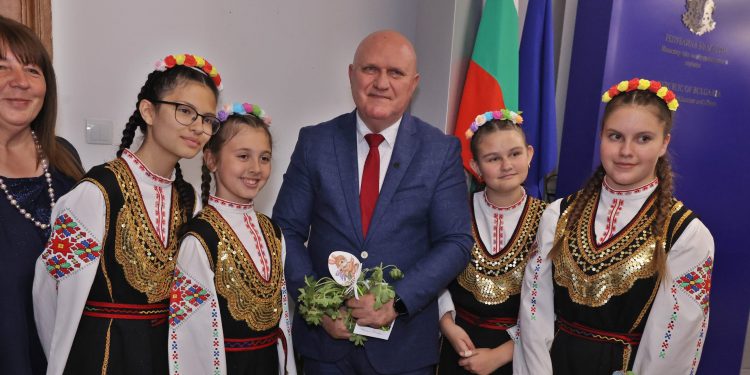 Деца и ученици с пъстър великденски базар в МОН