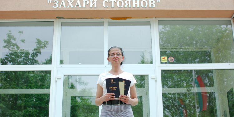 История за успеха: От ученичка във Вечерно СУ „Захари Стоянов“ в Бургас Детелина се връща там като преподавател