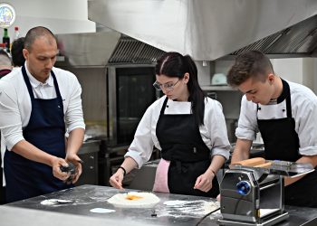 Шеф готвач в учебната кухня