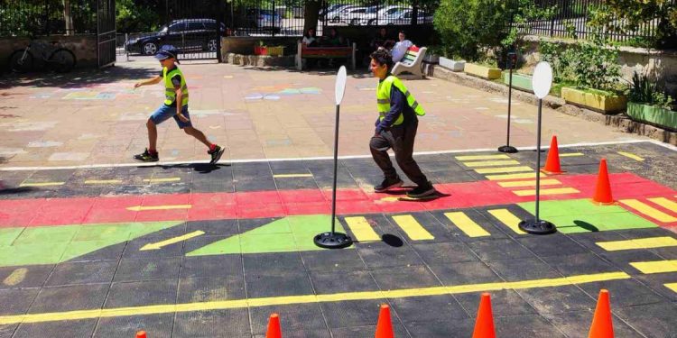 Ученици от Бобов дол с дипломи от Детското полицейско управление