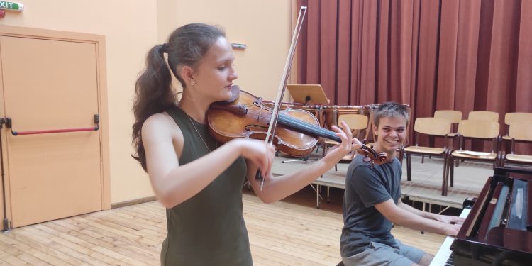 Ученици свирят литература