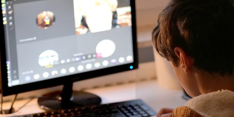 Държавата ще осигурява техника за обучението на деца с дислексия и физически увреждания