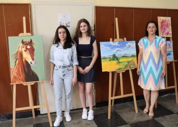 Две ученички от Ардино със самостоятелна изложба