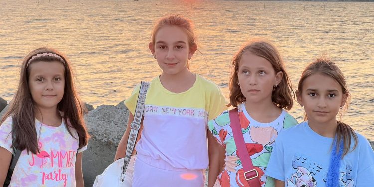 Игри на криеница и разходка с панорамен автобус на летния лагер в Равда на учениците от СУ „Максим Райкович“