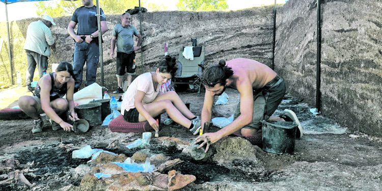 Разкриват средновековен храм от XIV в.