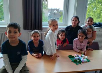 Ученици зад граница четат приказки в автентични костюми