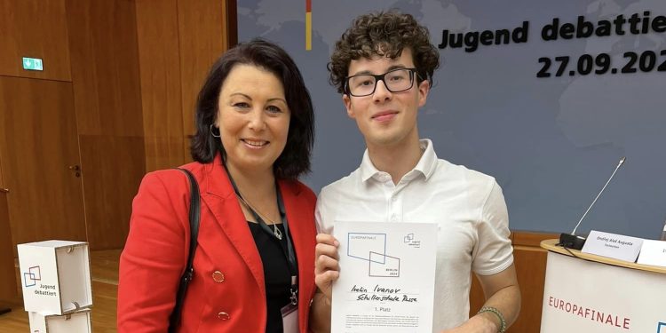Ученик от Русе печели финалите на „Младежки дебати“ в Берлин