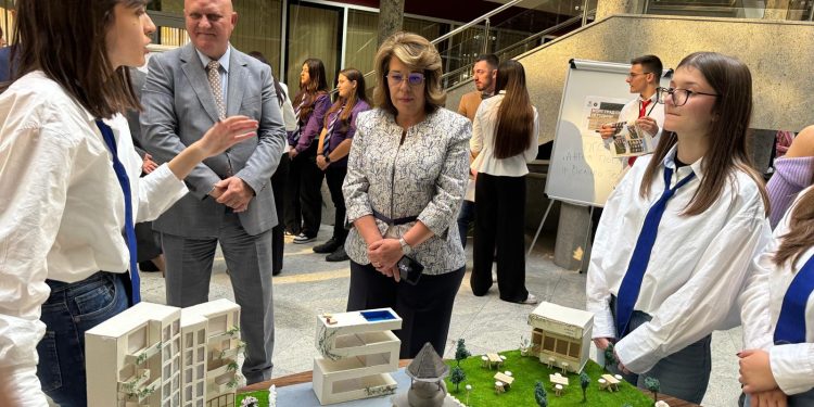 Служебните министри на образованието и науката - проф. Галин Цоков, и на регионалното развитие и благоустройството - Виолета Коритарова.