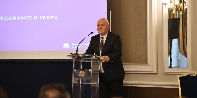 Министърът на образованието и науката проф. Галин Цоков