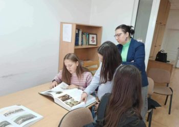 Ученици от Кюстендил гостуват на Държавния архив в града