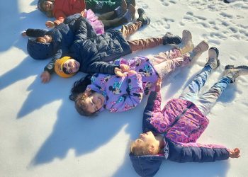 Деца в снега