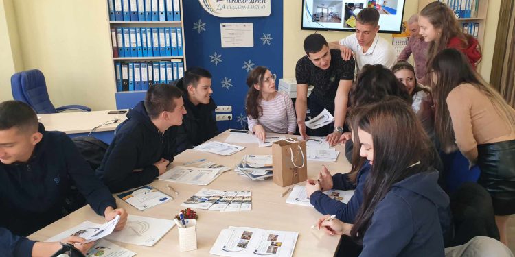 Представители на Общински младежки парламент