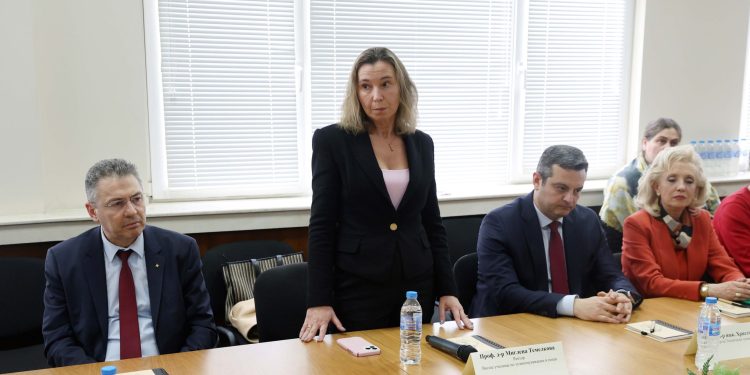 На снимката (от ляво надясно): ректорът на МГУ проф. Ивайло Копрев, ректорът на ВУТП проф. Миглена Темелкова, заместник-ректорът на ТУ във Варна доц. Христо Ненов