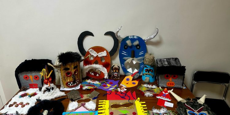 Децата гонят злите сили с авторски маски