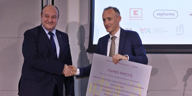 Министърът на образованието и науката Красимир Вълчев връчи награда на Техническия университет в София по време на традиционната церемония за присъждане на Академичните оскари