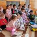 Децата от ДГ №14 „Дружба“ с нетърпение очакват да видят какви съкровища са скрити във вълшебното куфарче от „Пътуващата библиотека“